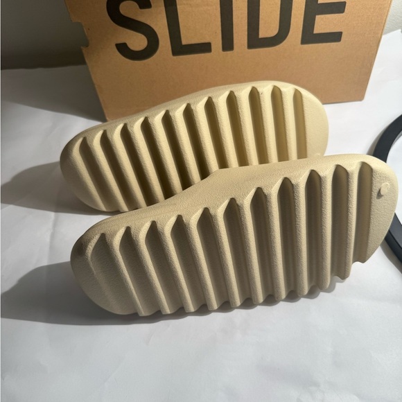 New adidas Yeezy slides cream bone men’s size 9 - Picture 3 of 3